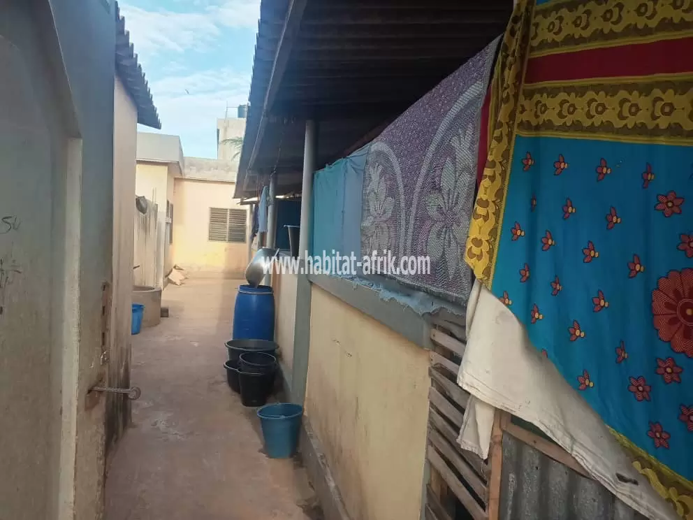 Je mets en vente une maison de quatre (4) fois chambres salon plus espace vide a agoe demakpoe lome togo