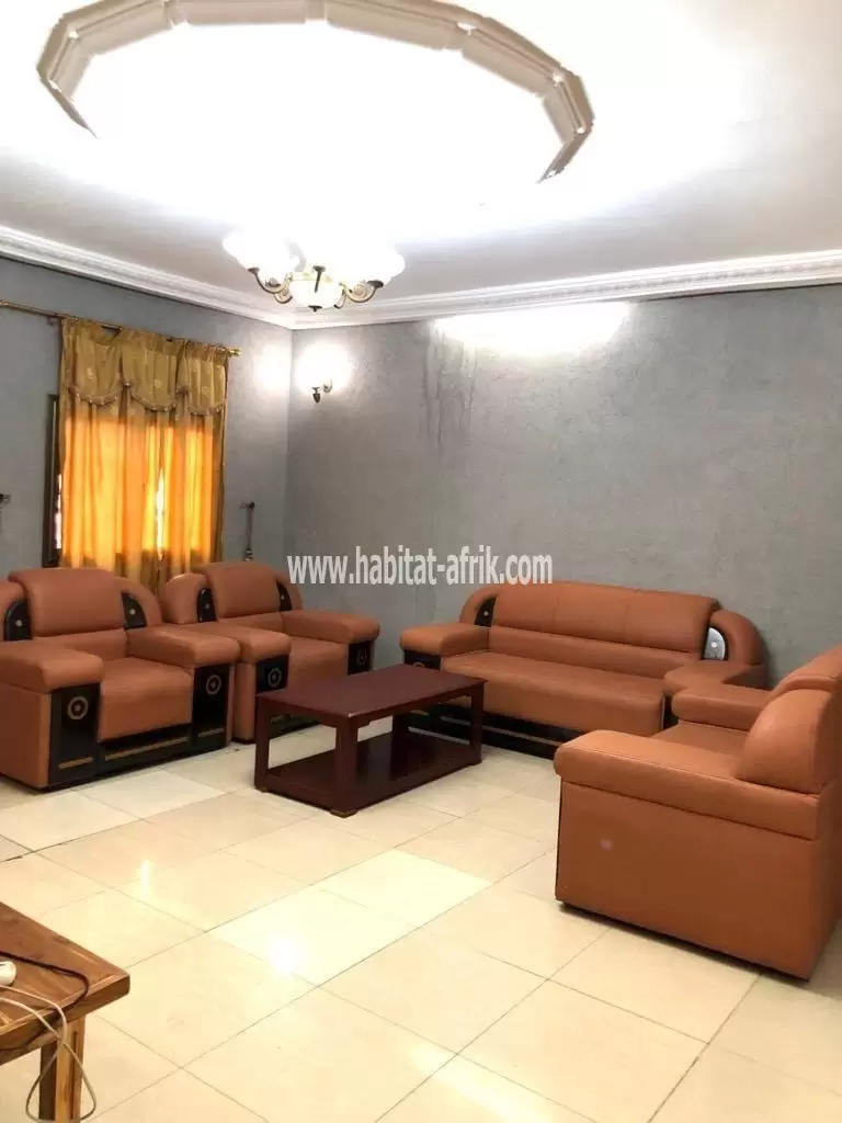 Je mets en location une maison meublée de quatre (4) chambres salon à atsiegou togo2000 à côté de la station d’essence fastar lome togo