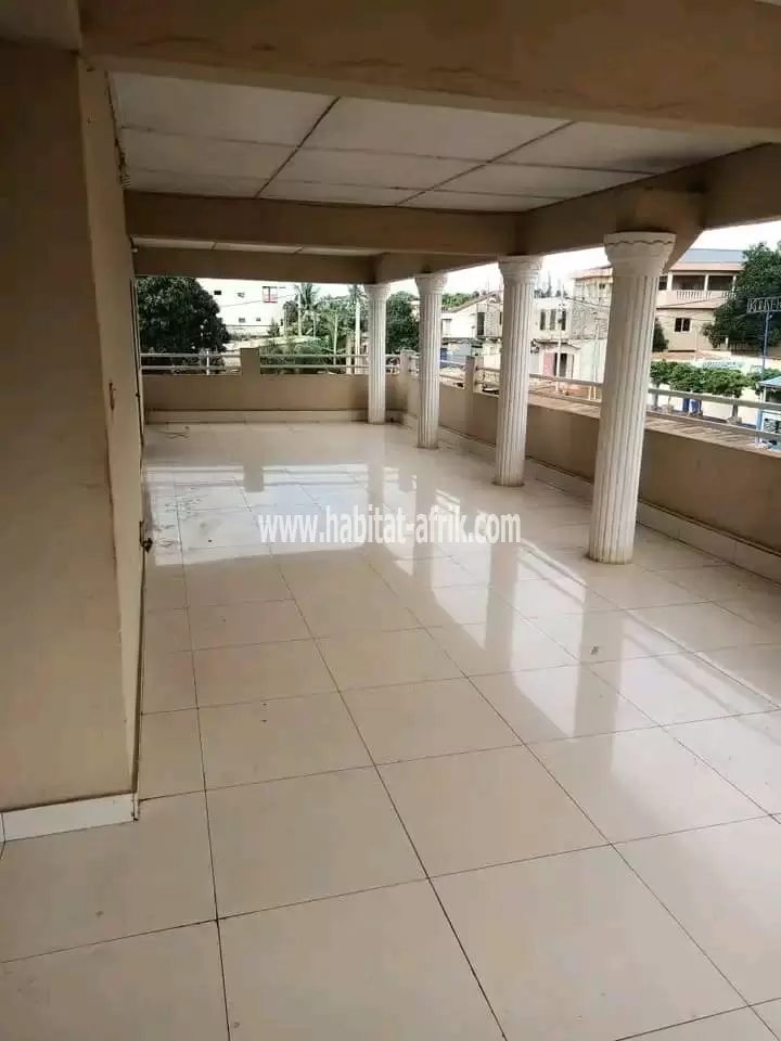 Je mets en vente une maison duplex de 5 chambres salon a agoe cacaveli lome togo