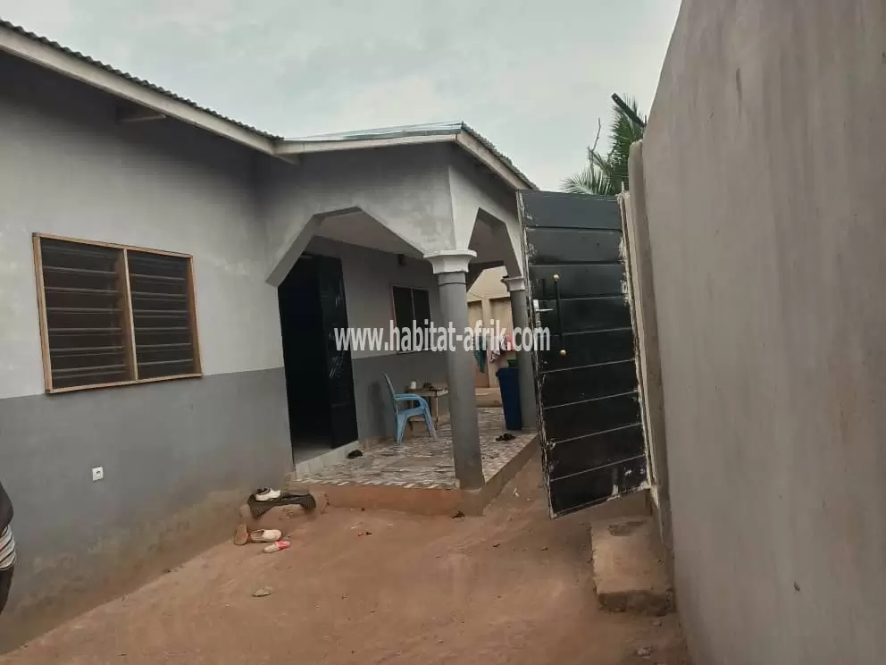 Je mets en vente une maison sur demi lot de 3 chambres salon a zanguera kleme avec avis favorable otr lome togo