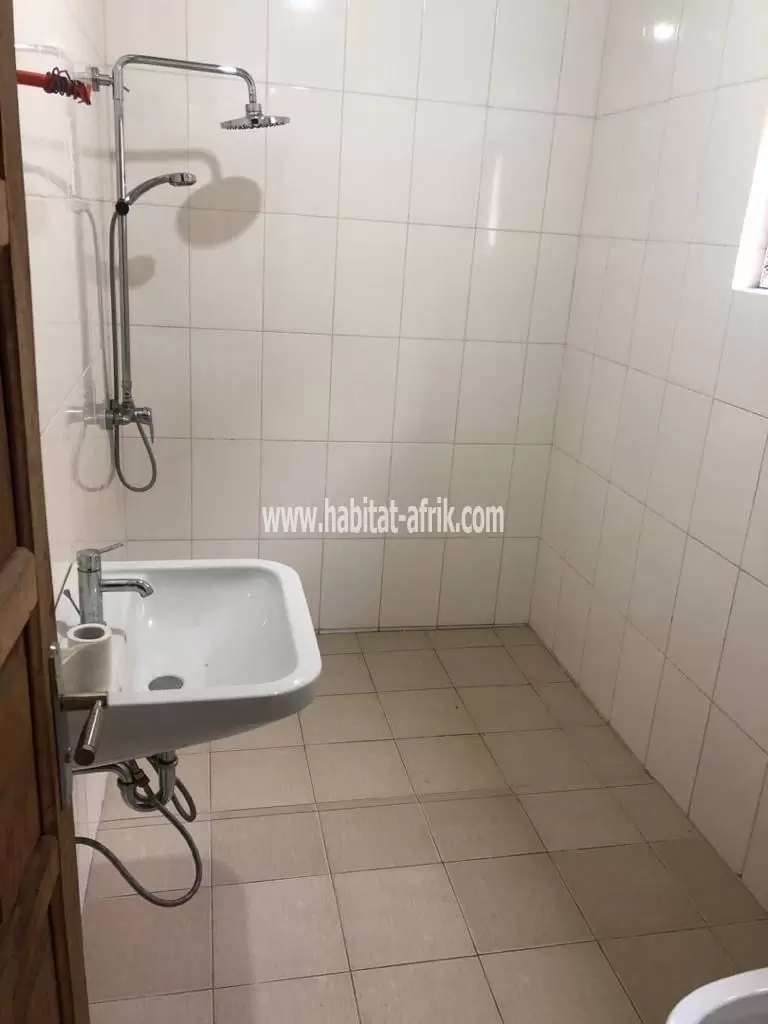 Je mets en vente une maison duplex de 3 chambres salon au rez à Avepozo LOME Togo