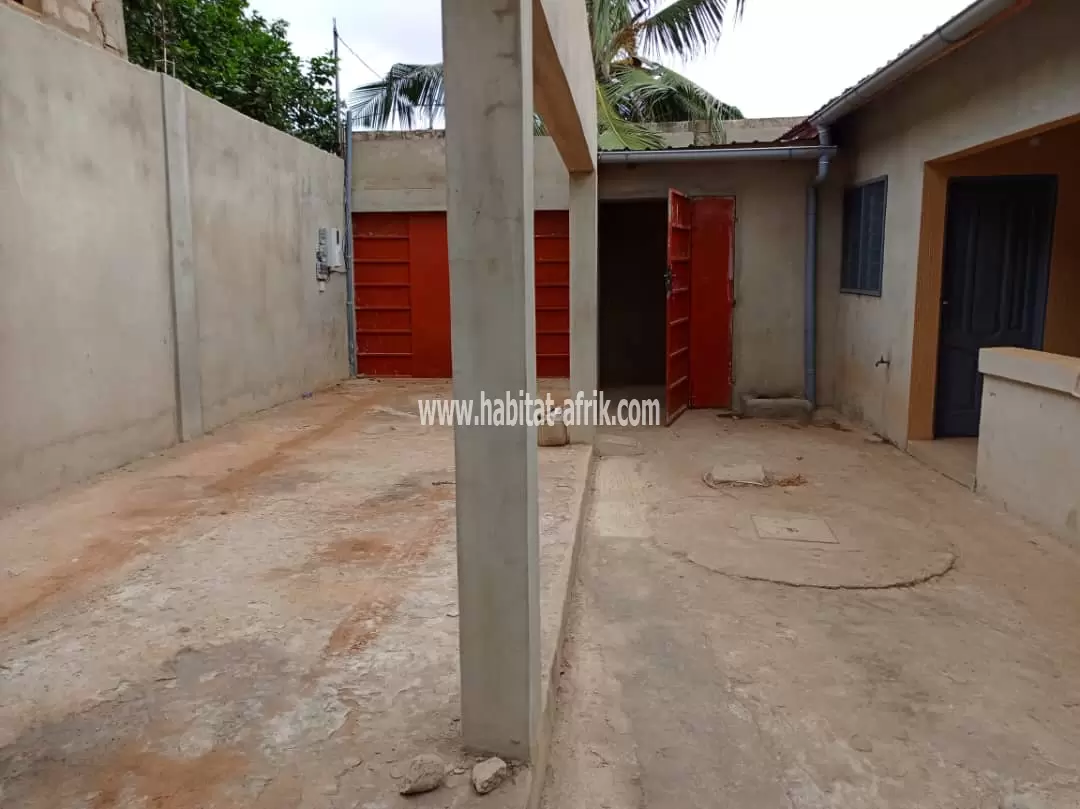 Je mets en vente une maison de location construction recente à Agoe demakpoe lome togo 