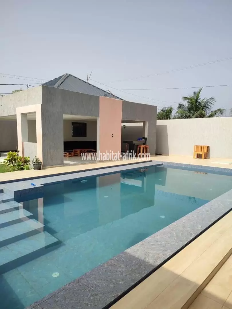 Je mets en location une villa meublée de deux chambres salon avec piscine jardin barbecue équipé à segbe - akato 3km du goudron sécurité assurée lome togo 