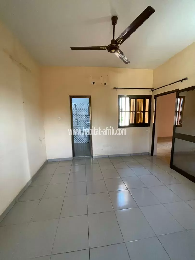 Je mets en vente une appartement de deux (2) chambres salon interne à Hedzranawoe pharmacie bien être lome togo 