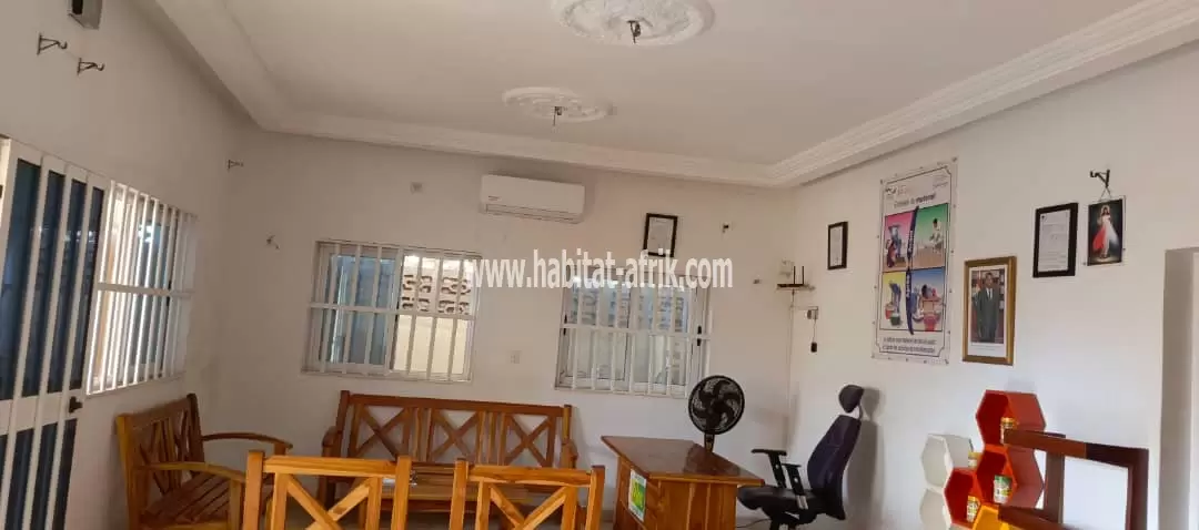 Je mets en vente une maison sur un quart de lot 2 chambres salon plus dépendance à Hedzranawoe sagboville lome togo 