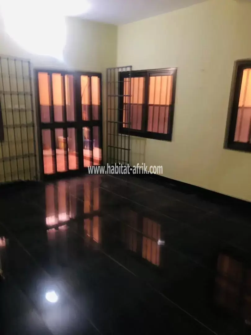 Je mets en vente une maison sur un quart de lot avec trois (3) chambres salon à adidogome Amadanhome lome togo 