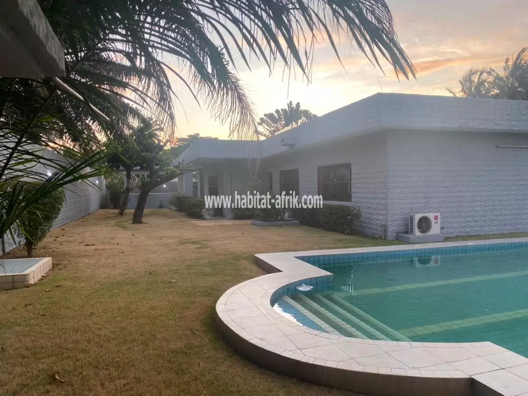 Je mets en location une villa de quatre (4) chambres salon jardin piscine à la caisse lome Togo 