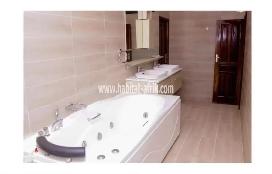 Je mets en location une villa de cinq chambres salon jardin à Hedzranawoe novissi lome togo 
