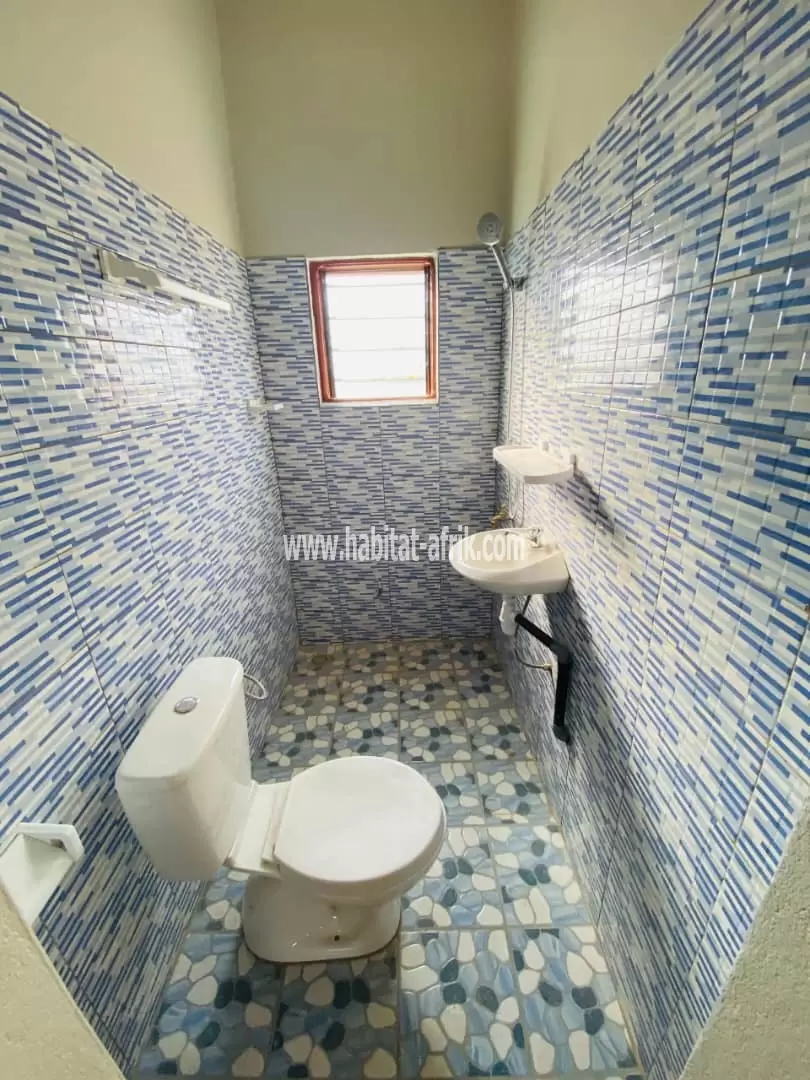 Je mets en location un appartement de chambre salon douche Wc à agoe cool catché lome togo