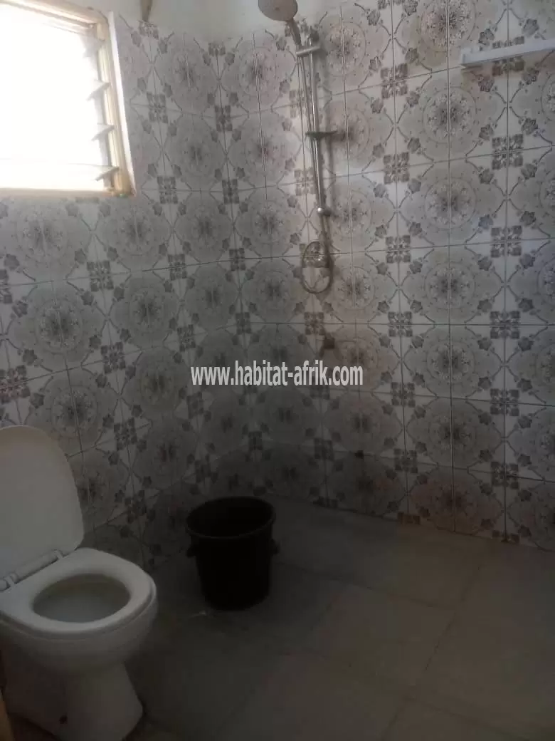 Je mets en location un appartement de pièces wcd interne à agoe legbassito mairie lome togo 