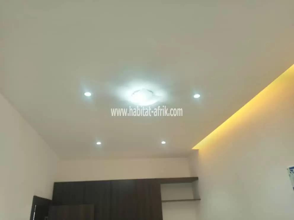 Je mets en location une villa en appartement cour unique à l’étage de 2 chambres salon à avedji cito lome togo 