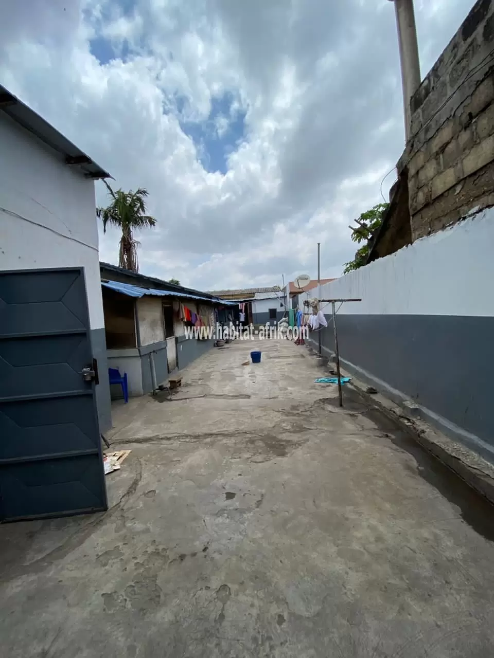 Je mets en vente une maison de location sur demi lot de 6 pièces et 2fois 2 chambres salon à gbossime lome togo 