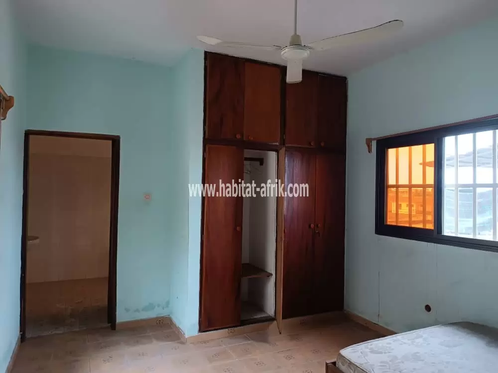 A louer appartement l’etage R+2 de 3 chambres salon à nyekonakpoe lome togo 