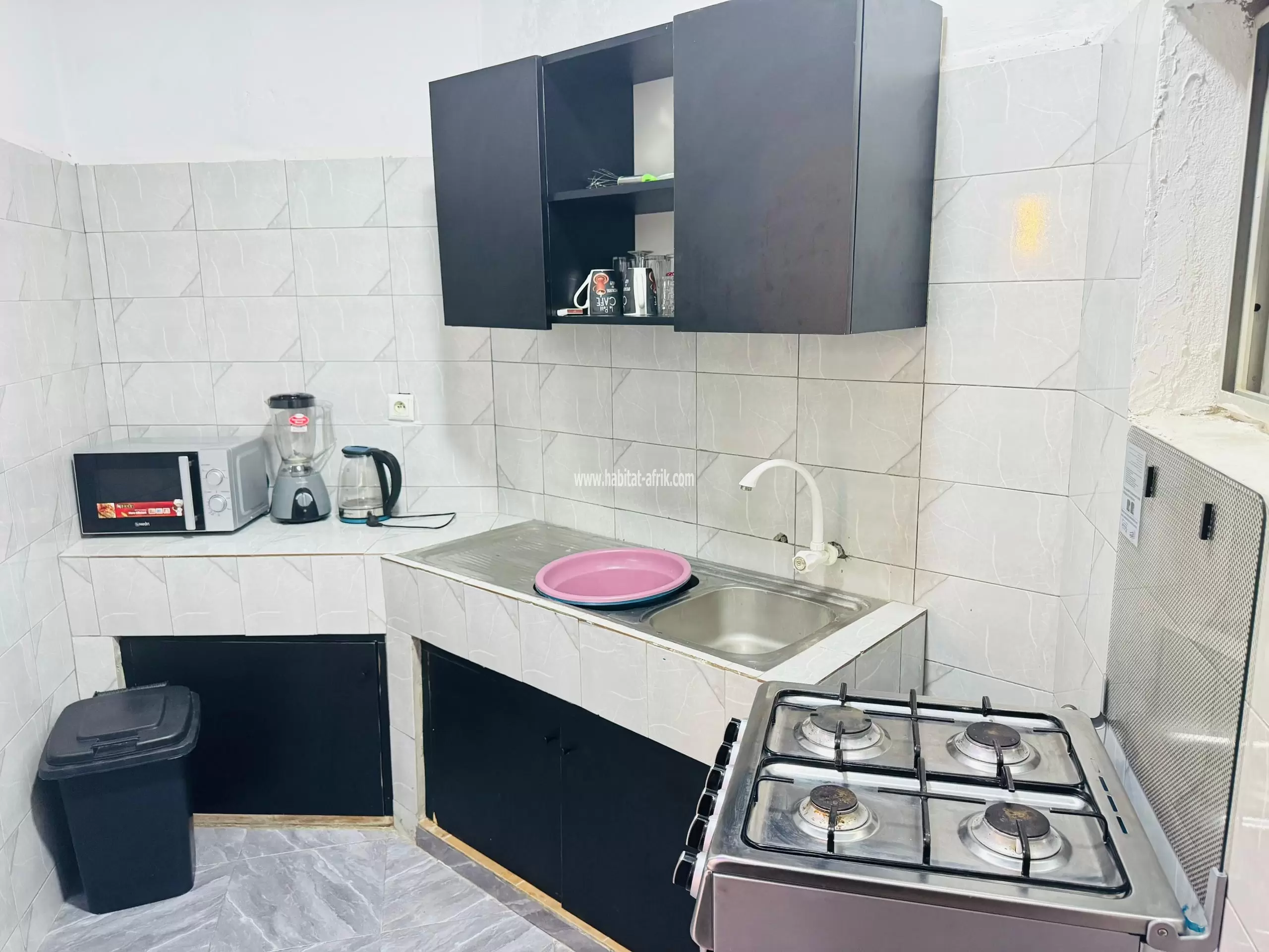 A louer un studio meublée propre équipé à totsi lome togo 