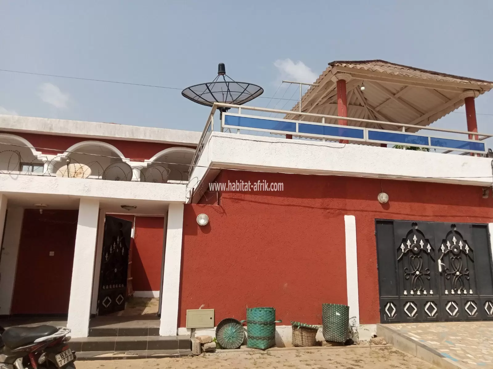 A louer appartement cour unique à l’étage de 2 chambres salon et 2 dépendances à adidogome lankouvi cite non loin du carrefour avoudé lome togo 