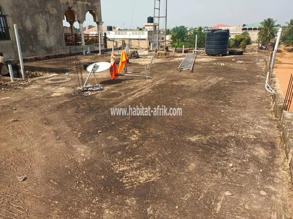 À vendre une maison à étage sur un quart de lot  au carrefour aised lome togo 