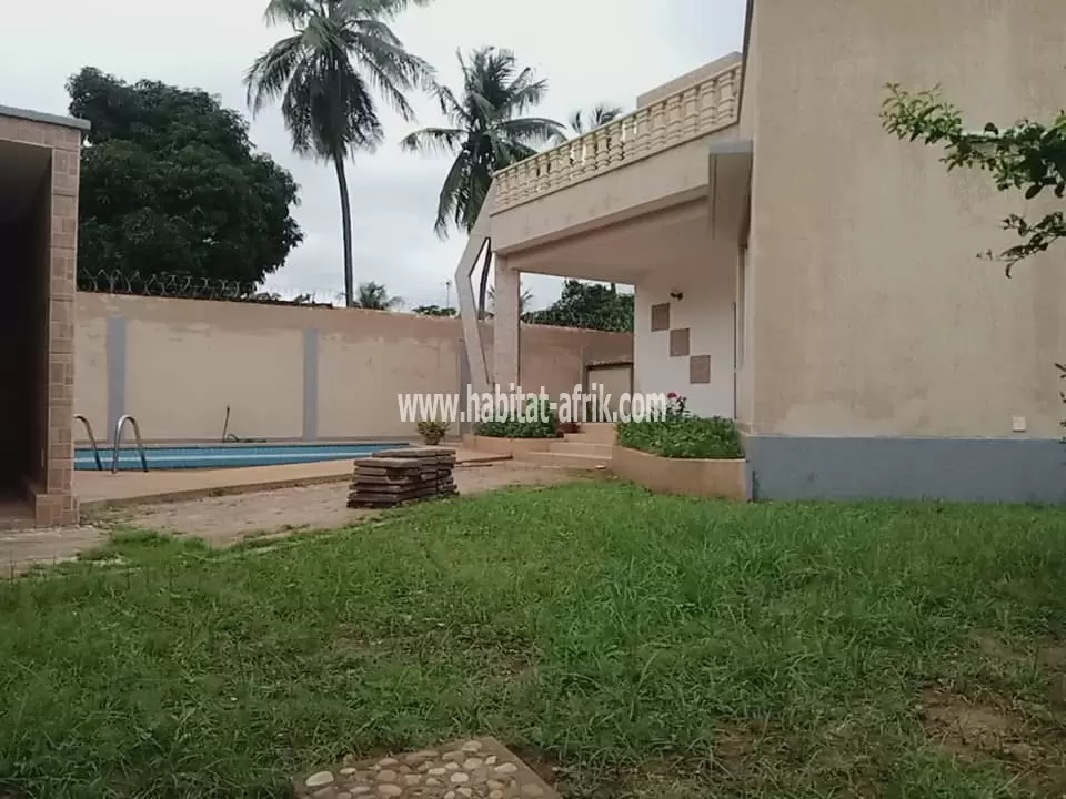 Villa avec piscine grand jardin a louer a djidjole 5 chambres salon cuisine lome togo