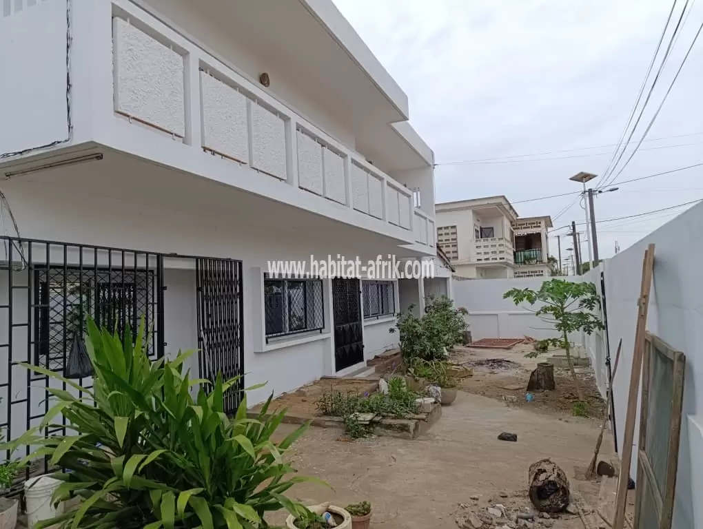 A louer villa duplex avec grand jardin a nyekonakpoe 4 chambres salon lome togo