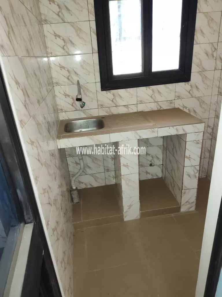 A louer appartement chambre salon douche wc interne a adidogome lycée lome togo 