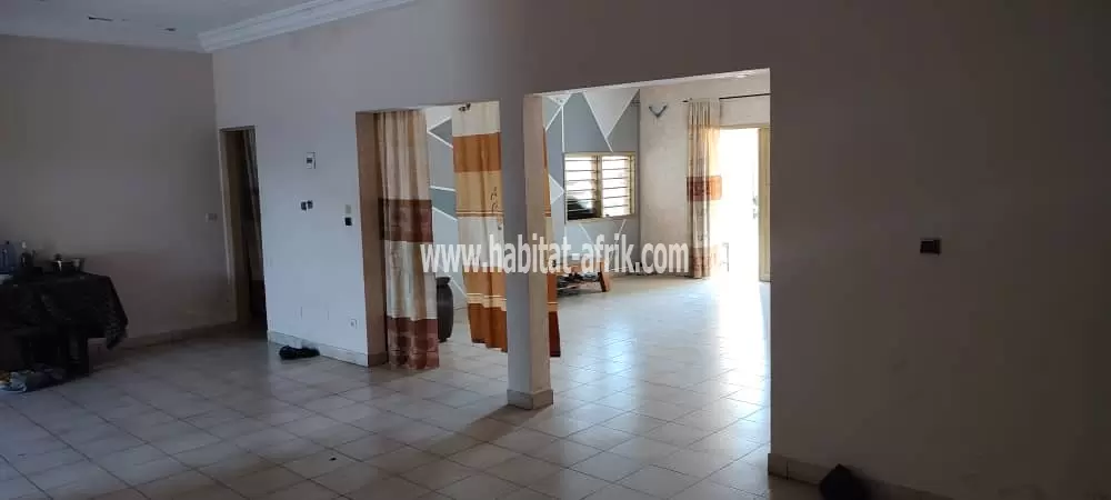 Maison a vendre sur plus d’un lot 4 chambres salon a 300m du goudron klikame lome togo