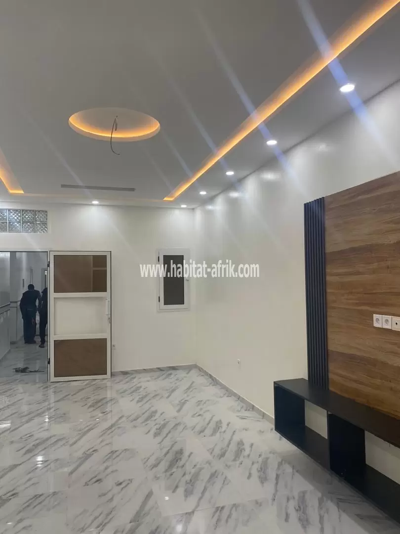 Je mets en vente une villa avec piscine a kegue stade de 5 chambres 2salon lome Togo 