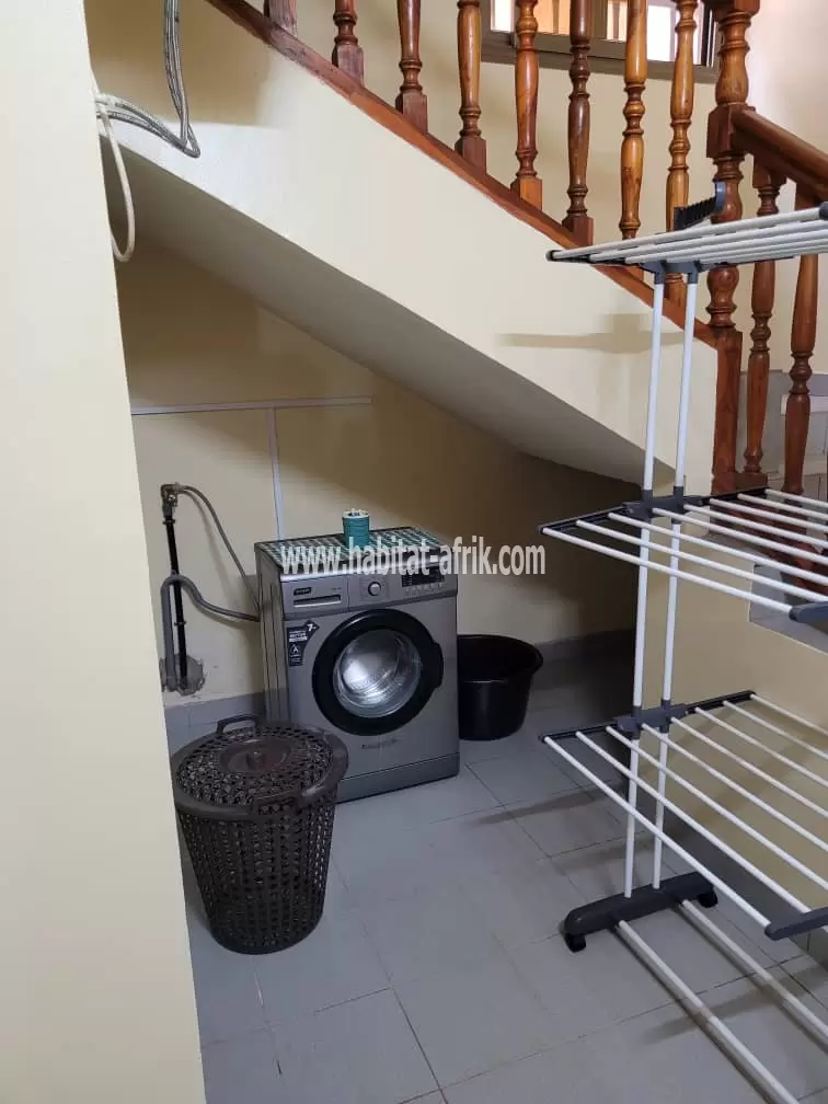 Je mets en location un logement meublé de 3 chambres salon avec jardin situé dans la localité de djidjole au bord du pave lome togo