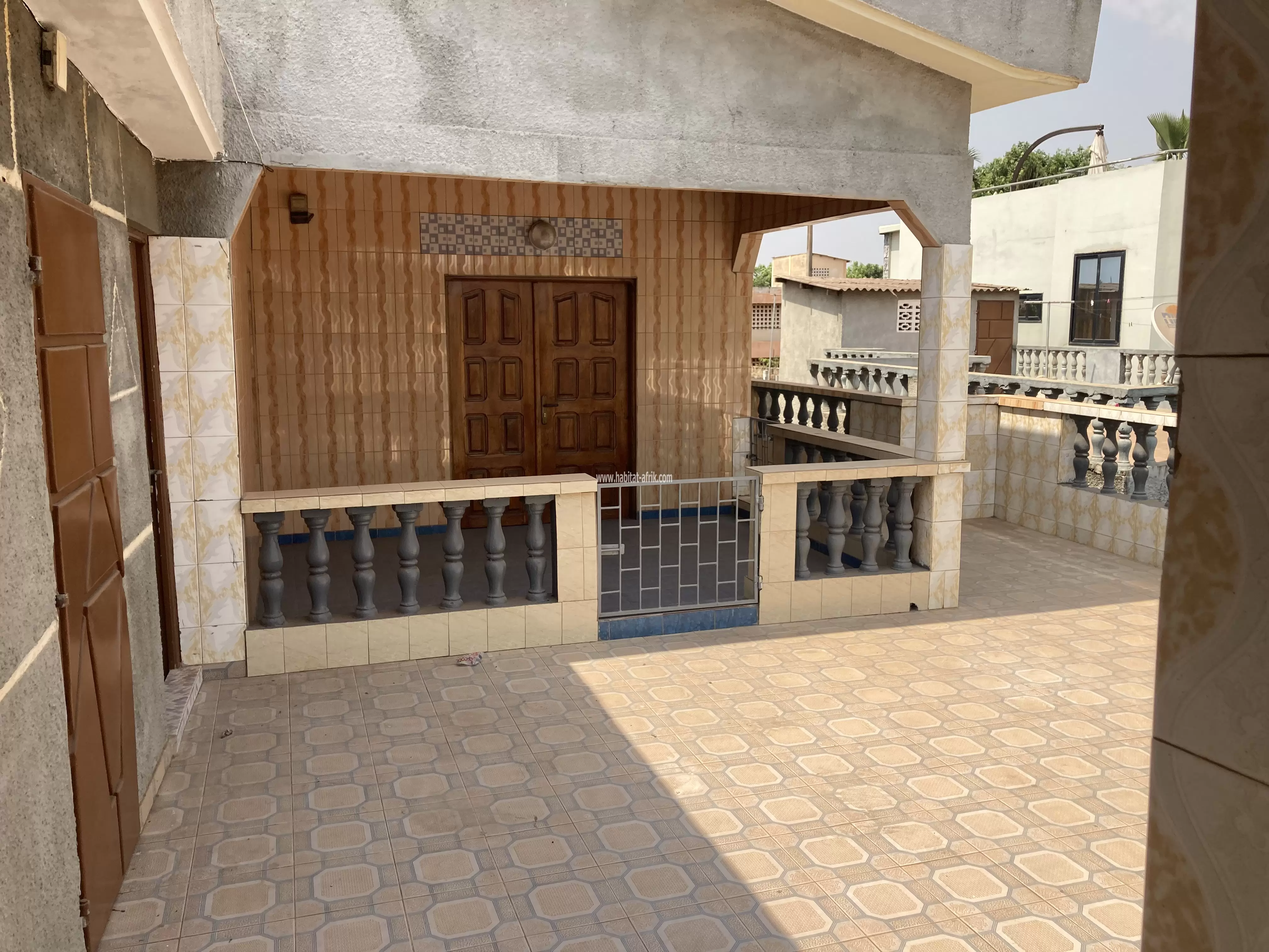 Je mets en location un appartement anglais cour unique a l’étage de 2 chambres salon wcd cuisine terrasse balcon paillote derrière la foire togo2000 lycée technique atsiegou lome togo