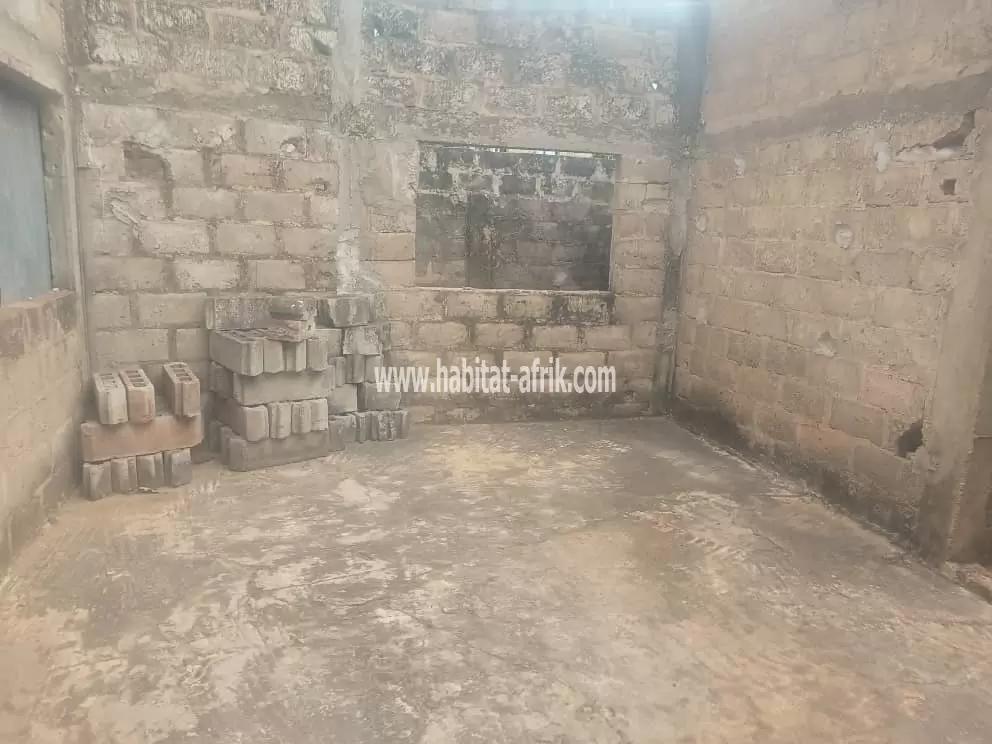 Je mets en vente une maison inachevée de 3 chambres salon dépendance à adidogome logote marché lome togo