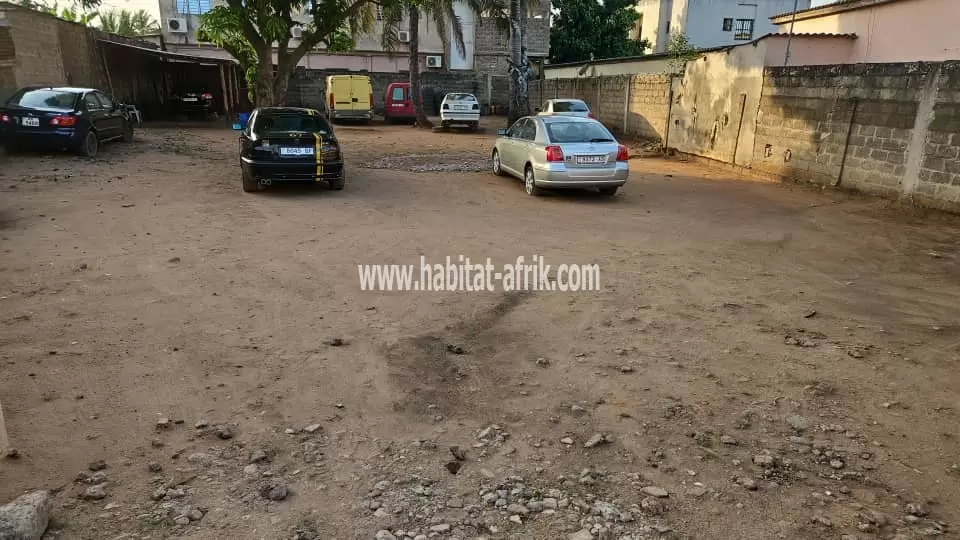 Je mets en vente une parcelle de terrain 1lot 1/4 clôturé à djidjolé OBUT juste 500 mètres du goudron lome togo