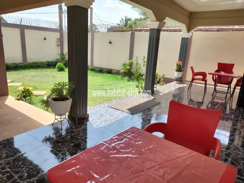 Je mets en location une villa meublée de deux chambres salon jardin a adidogome logote 150m du goudron lome togo