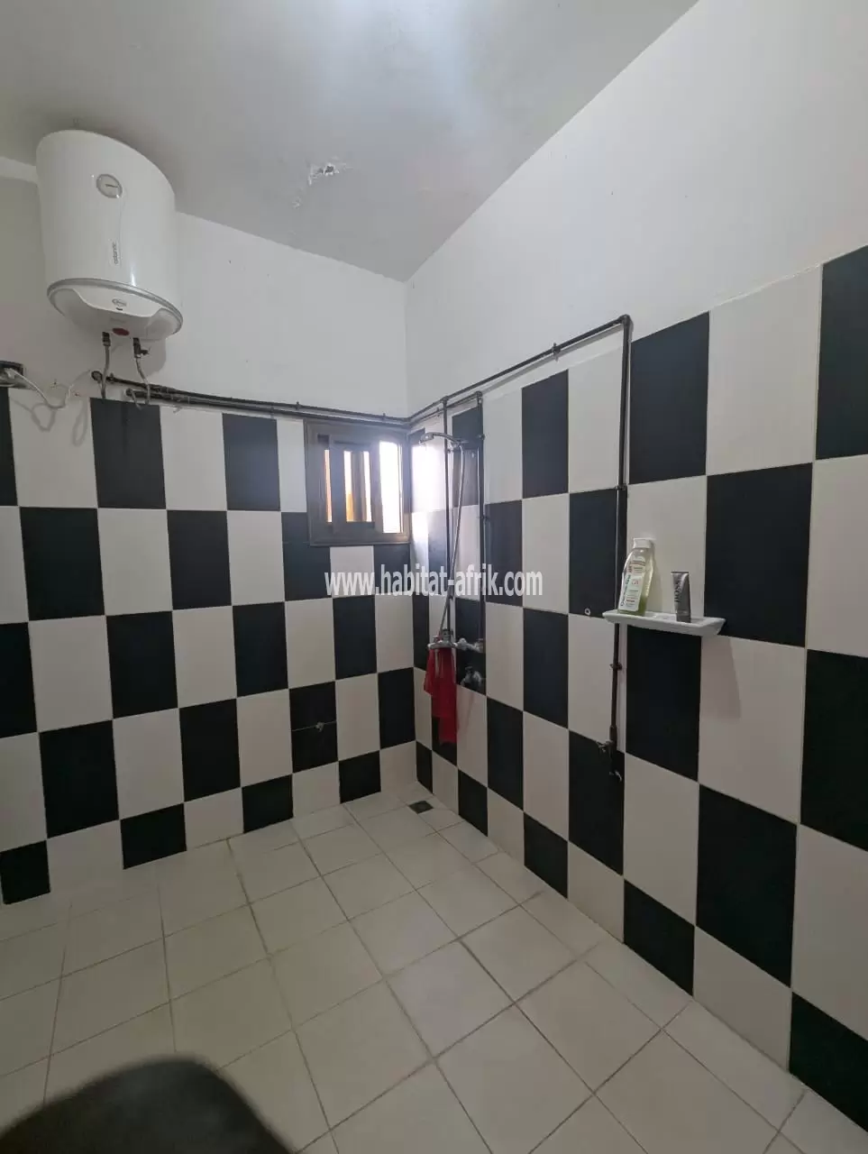 Je mets en vente une villa duplex de 4 chambres salon avec un grand espace et un joli jardin fleuri à baguida 350m du goudron lome aneho