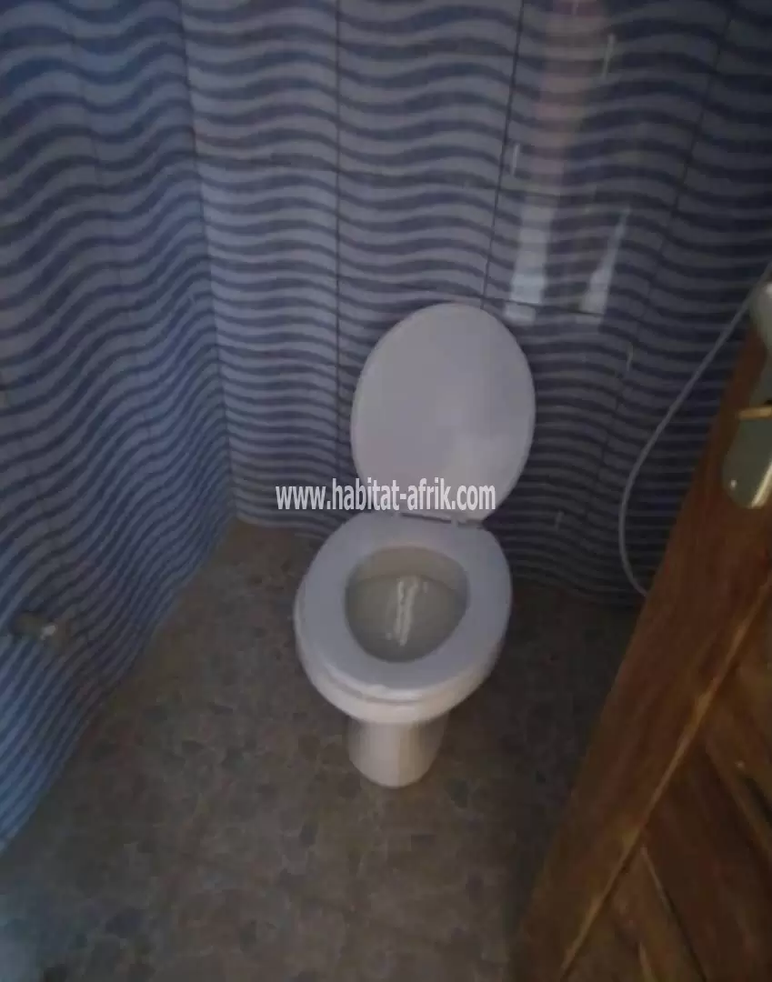 Je mets en location une villa cour unique de 2 chambres salon a kegue klobatem lome togo