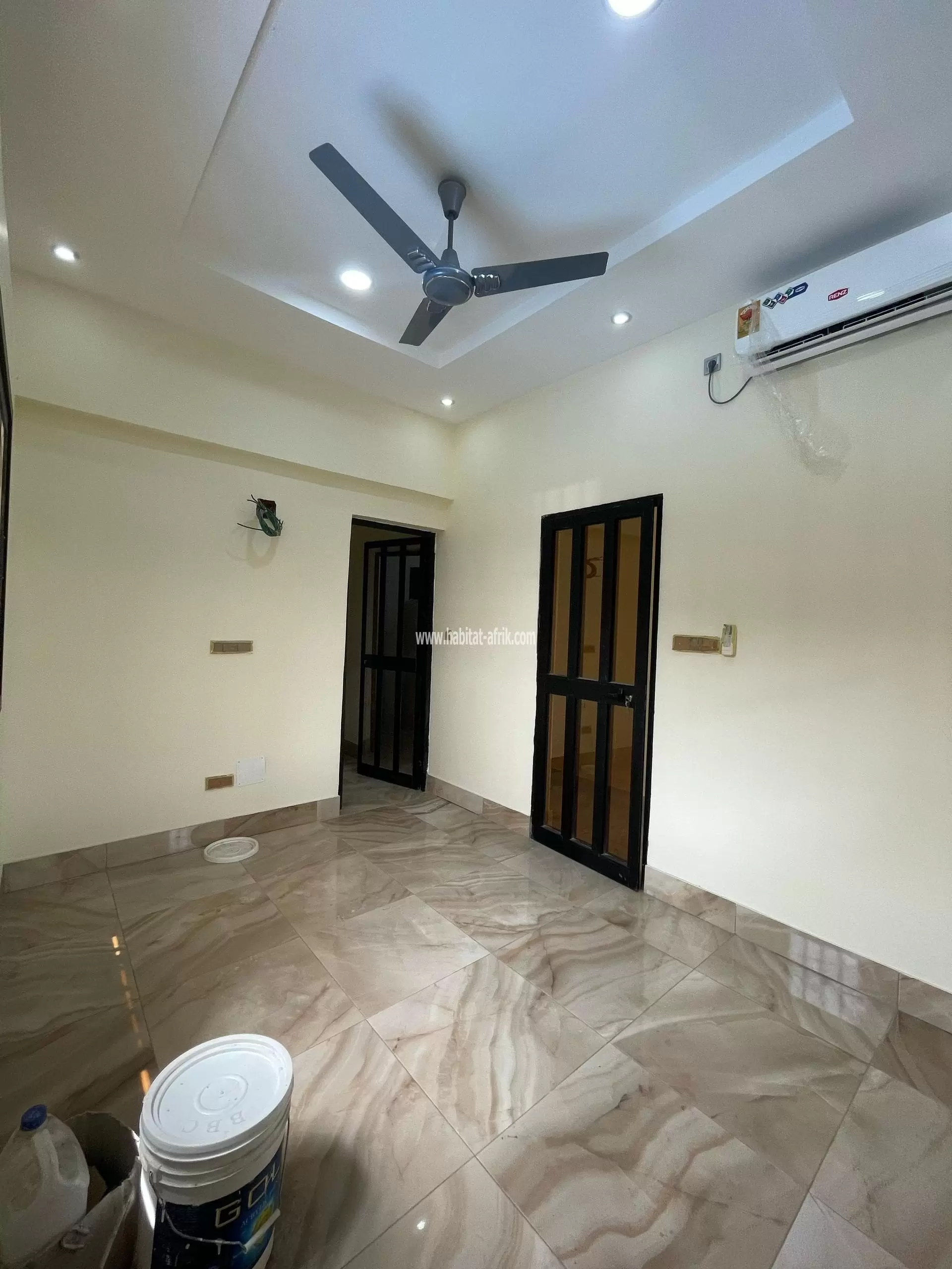 Je mets en location une chambre studio a be château lome togo