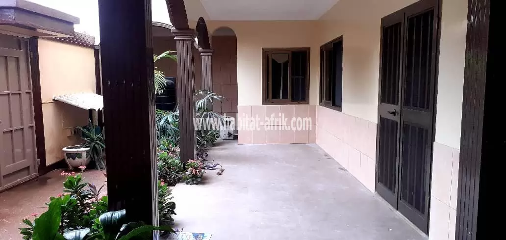Je mets en location une villa duplex de 4 chambres salon autonome à cito aéroport lome togo