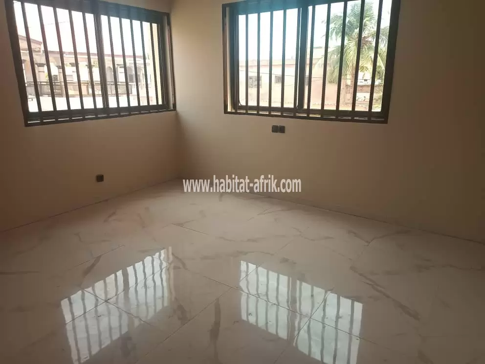 Je mets en location une villa duplex de 5 chambre salon autonome a Agoé lycée lome togo