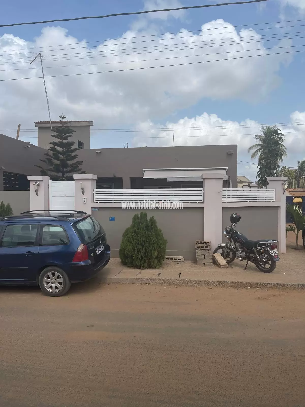 Je mets en vente une villa construite sur demi lot angle de rue dans la cité mokpokpo 2 chambres salon lome togo