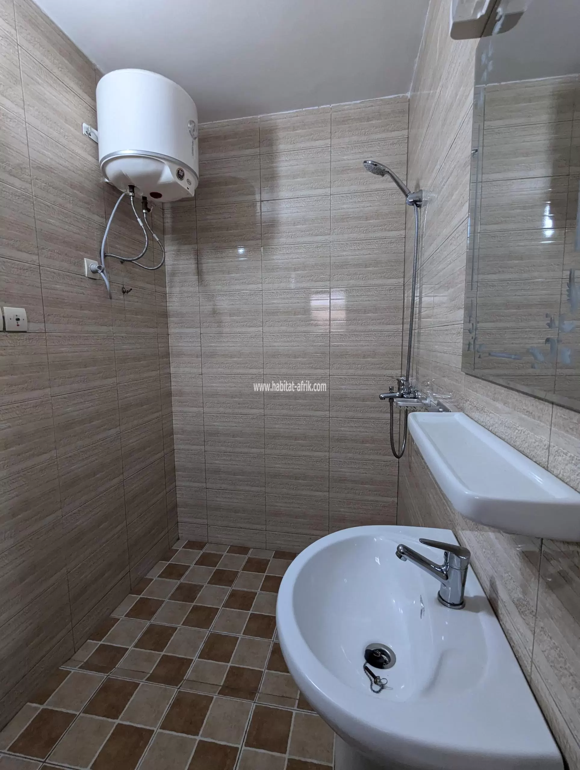 Je mets en location une villa cour unique de 4 chambres salon wcd cuisine a tokoin CFAO MOTOR lome togo
