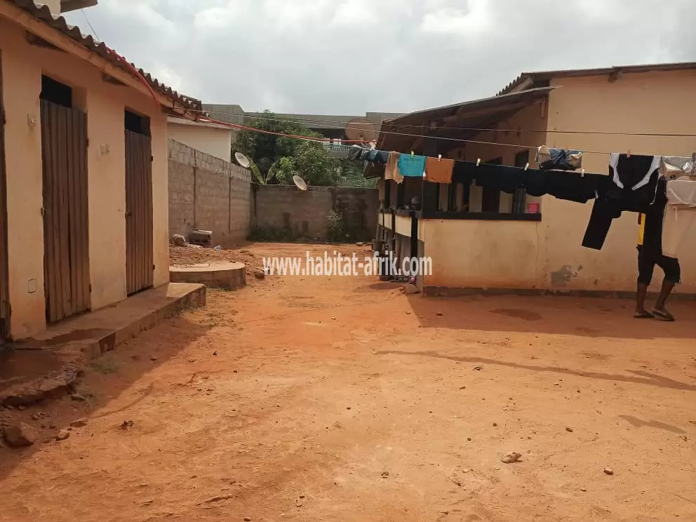 Je mets en vente une parcelle de terrain demi lot sur lequel est construite 3 fois chambre salon situé à vakpossito lome togo