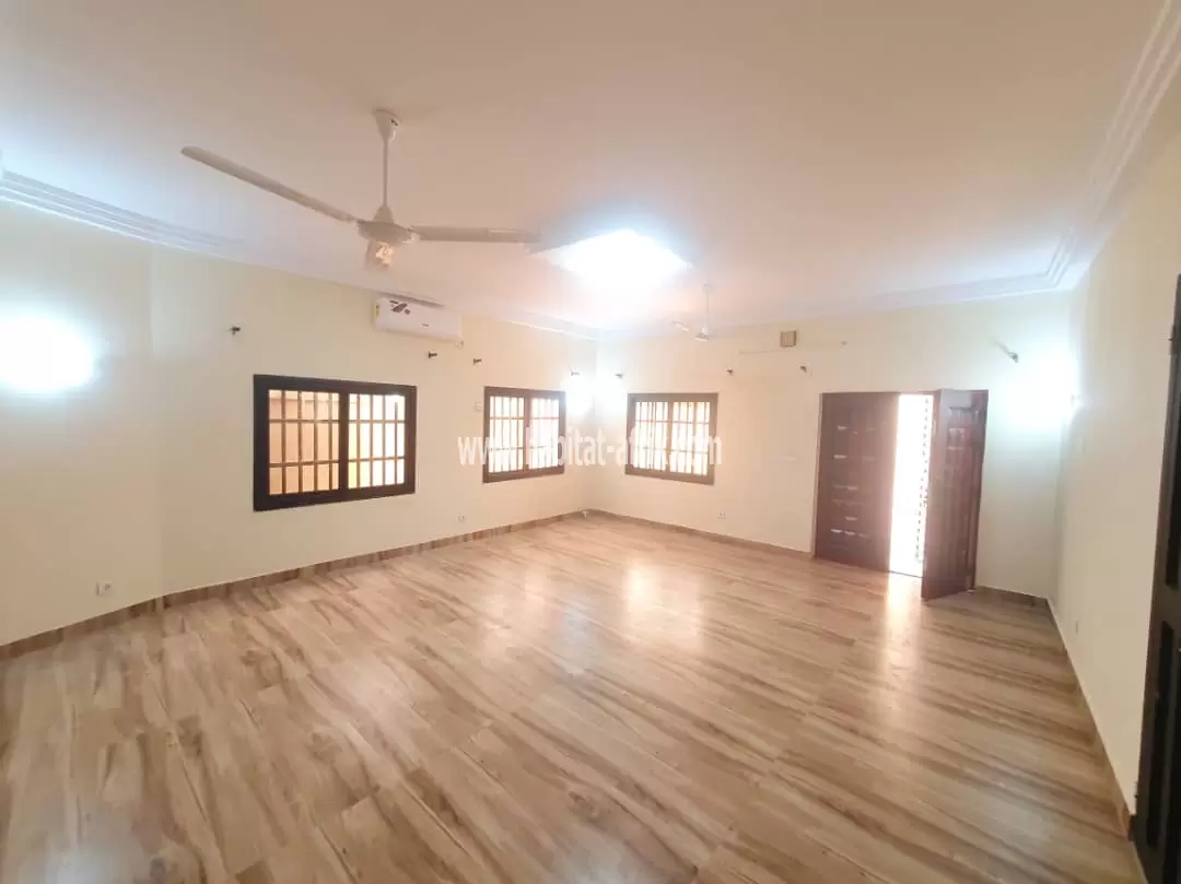 Je mets en location une grande villa avec jardin piscine 04 chambres plus 03 dépendance à GTA lome togo