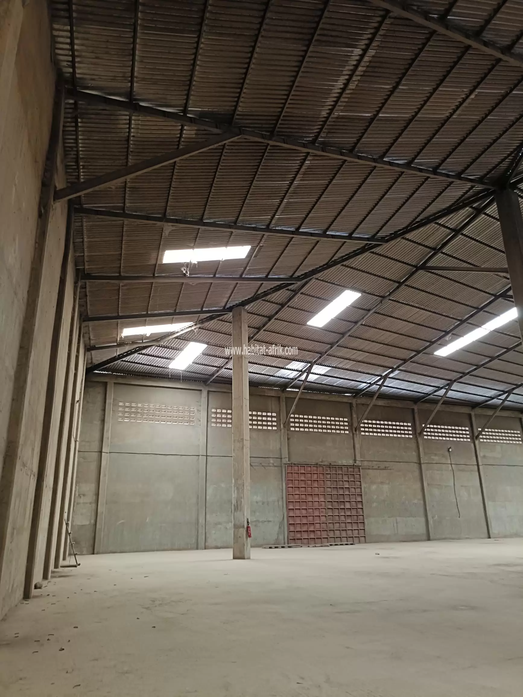 Je mets en location un entrepôt sur une surface de 2400 mètres carrés dans la eone aeroporture