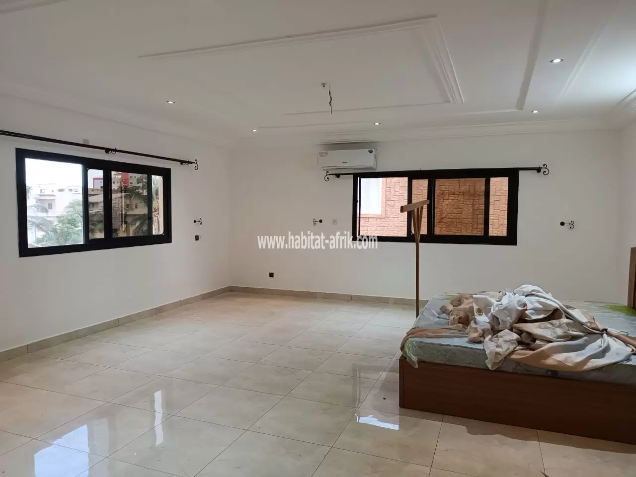 Je mets en location une villa de 6 chambres 3 salon 1 dépendance et piscine à BAGUIDA lome togo