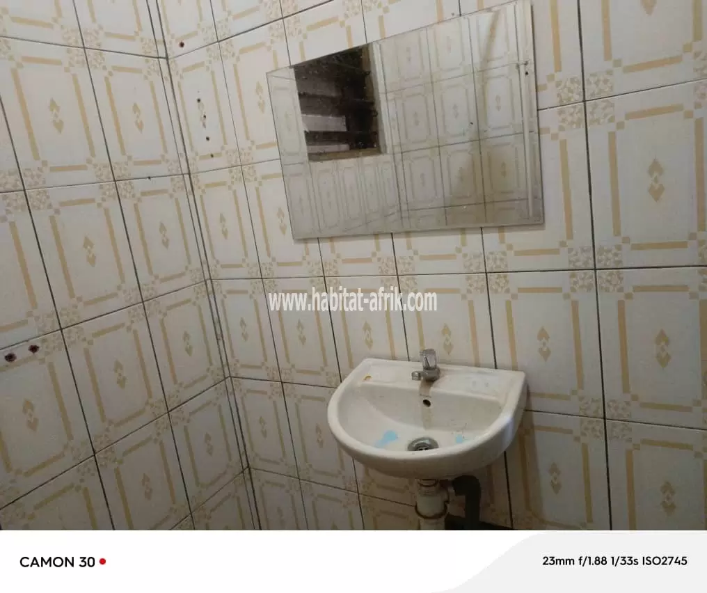 Je mets en location un appartement de pièce douche wc interne sans cuisine a agoe demakpoe lome togo