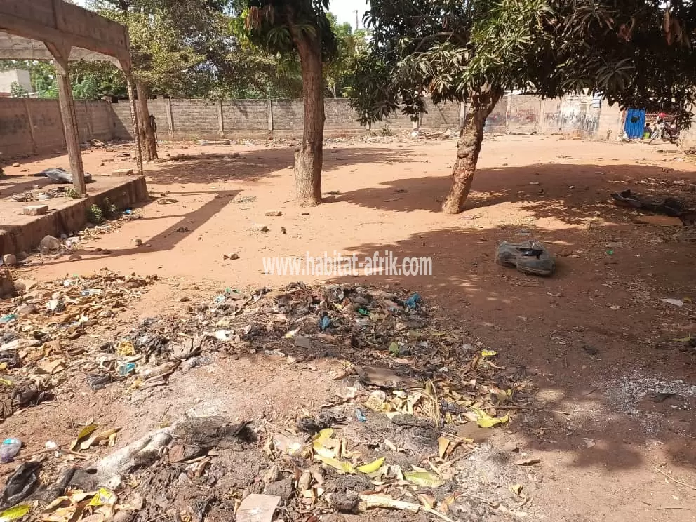 Je mets en vente une parcelle de terrain un lot (3/4) soit 1050 mètres carrés situé à adidogome Amadanhome cap Lomé Togo 