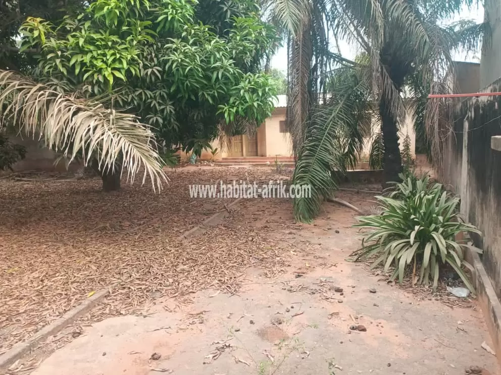 Je mets en vente une parcelle de un lot a avedji sur lequel est construite 2 chambres salon lome togo