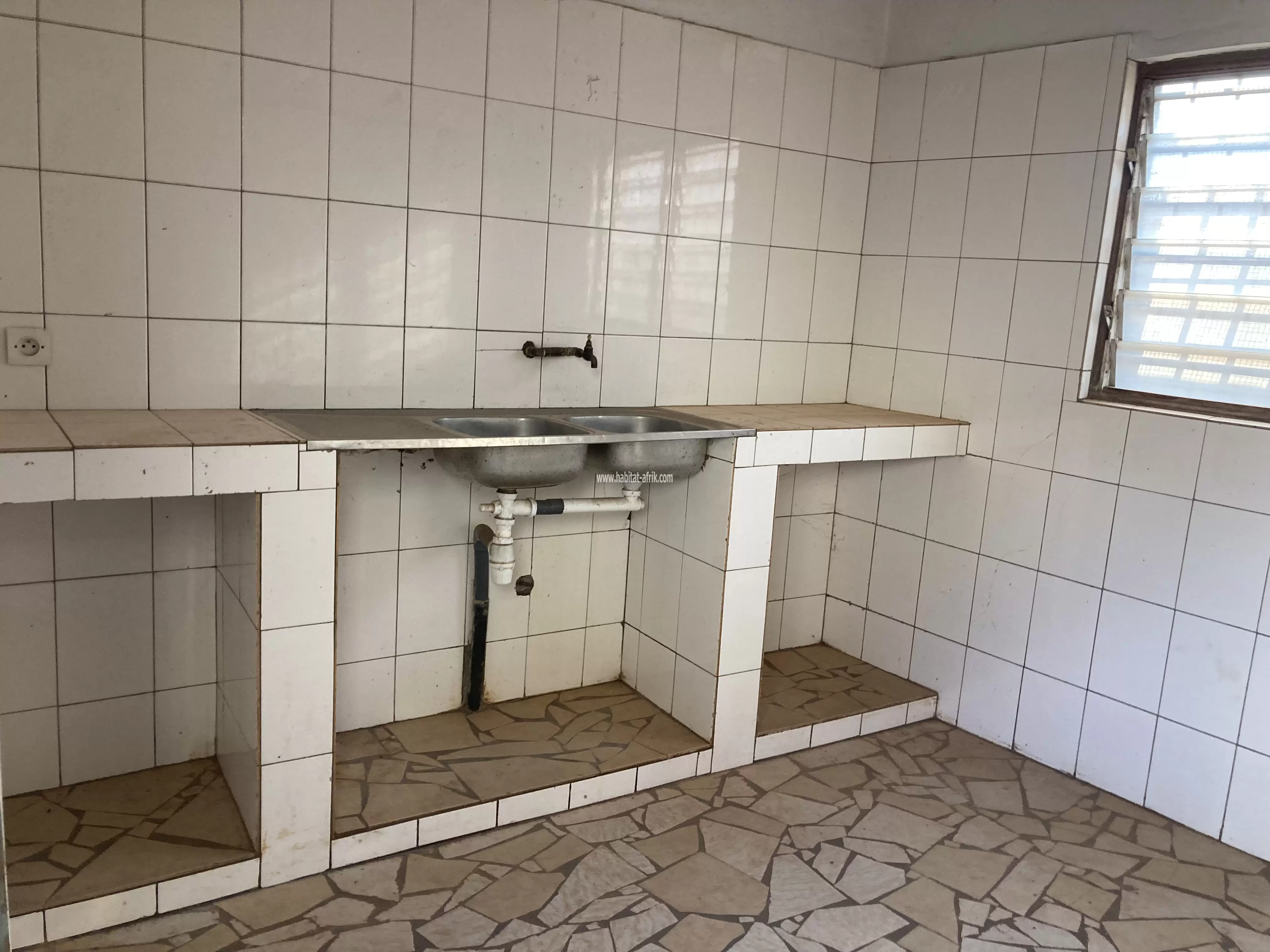 Je mets en location une maison cour unique de chambre salon douche cuisine interne et wc visite a segbe rasta antenne moov lome togo