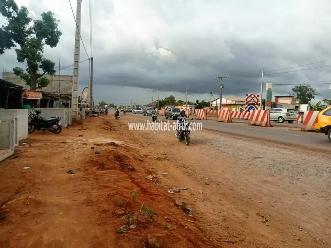 DISPONIBLE UNE PARCELLE CLÔTURÉE AU BORD DES PAVÉS A CALAVI AKASSATO