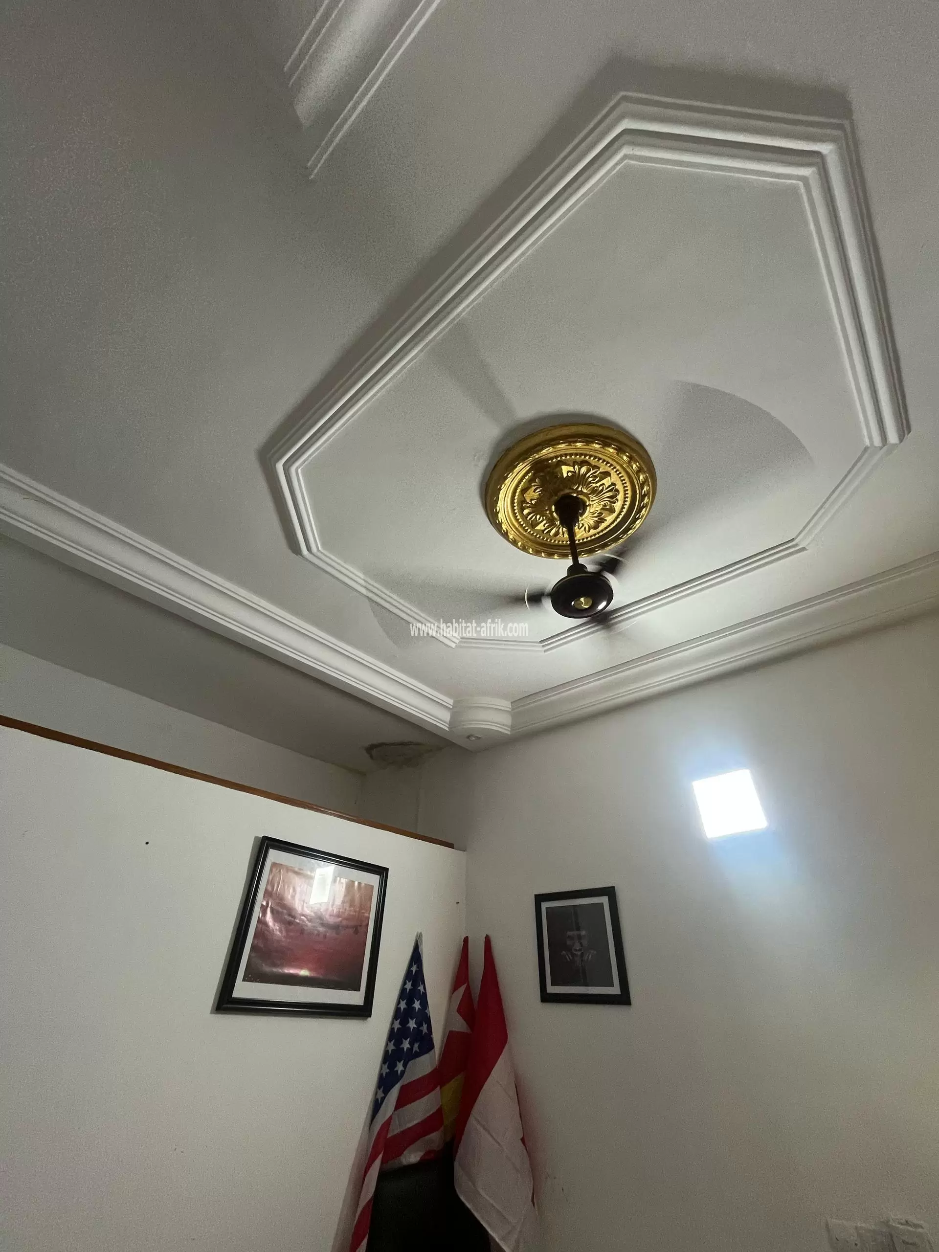 Location d'un bureau meublés à Djidjolé