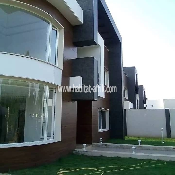VILLA DUPLEX AVEC PISCINE