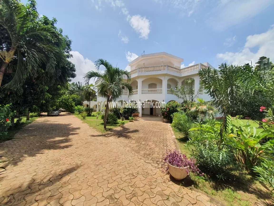 Villa meublée à vendre à Agoe Fils o parc