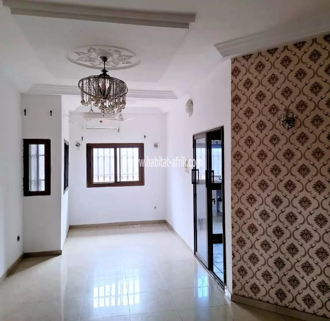 Je mets en location une maison de cinq (5) chambres salon à Agbalepedo lome togo